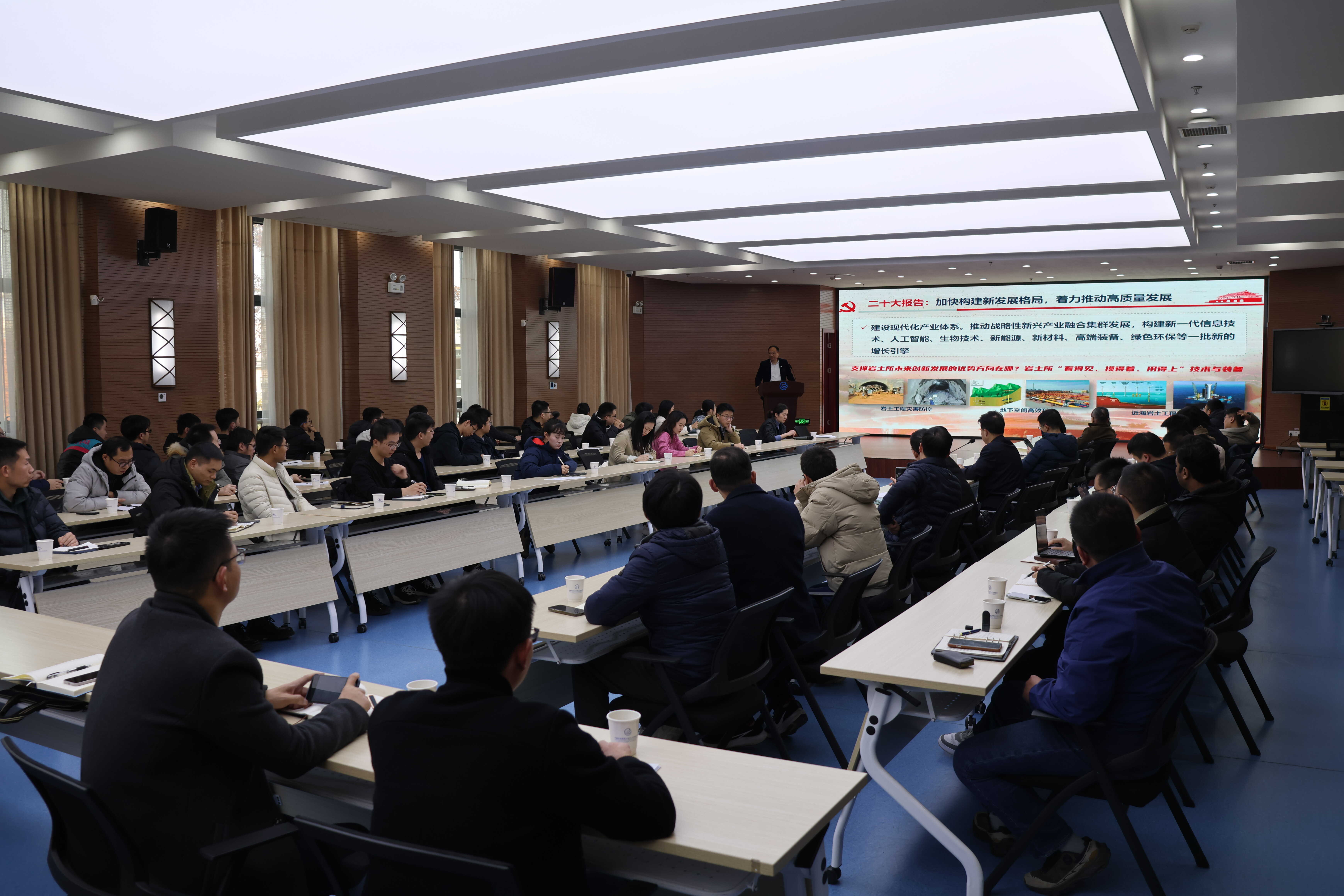 ?武漢巖土所召開青年人才集中學(xué)習(xí)座談會(huì)