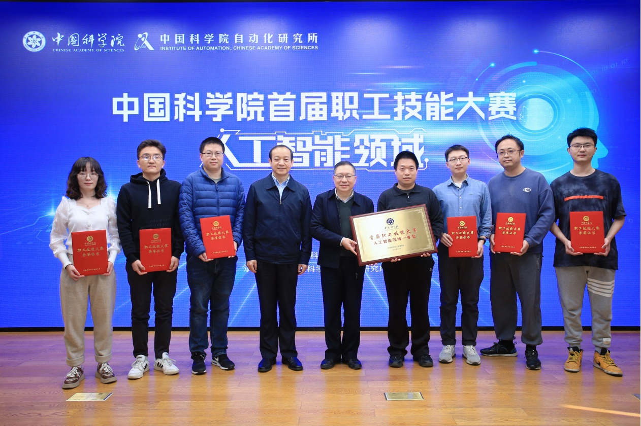 李和風秘書長頒發(fā)大賽一等獎