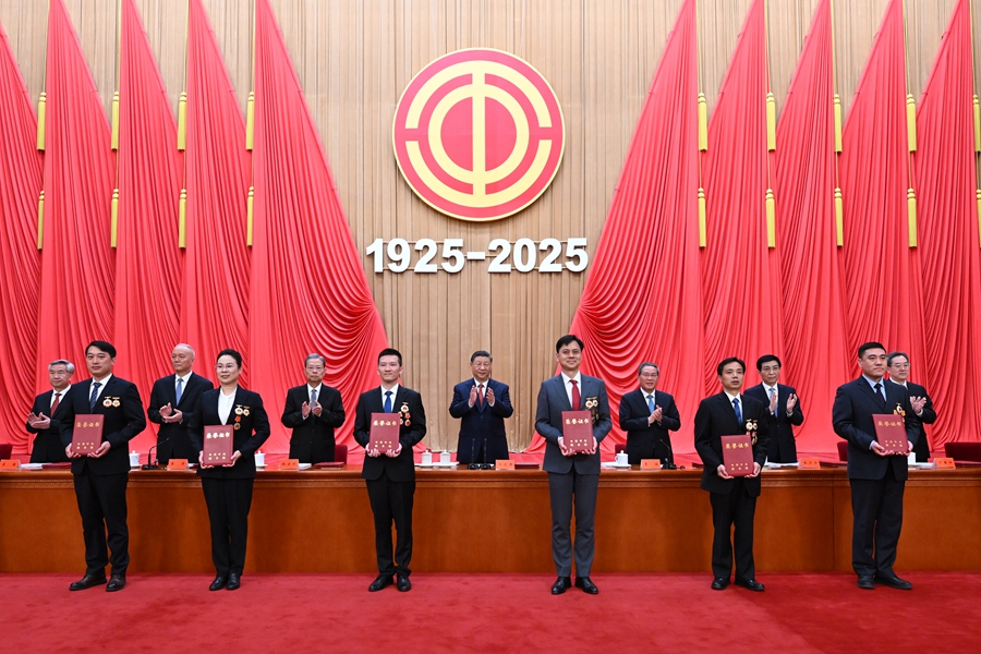慶祝中華全國總工會成立100周年暨全國勞動模范和先進工作者表彰大會隆重舉行 習(xí)近平發(fā)表重要講話